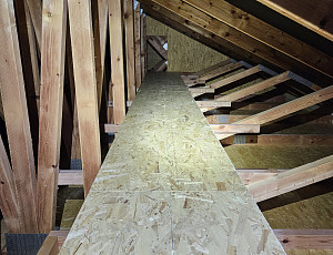 Zateplení stropu rodinného domu pomocí foukané izolace